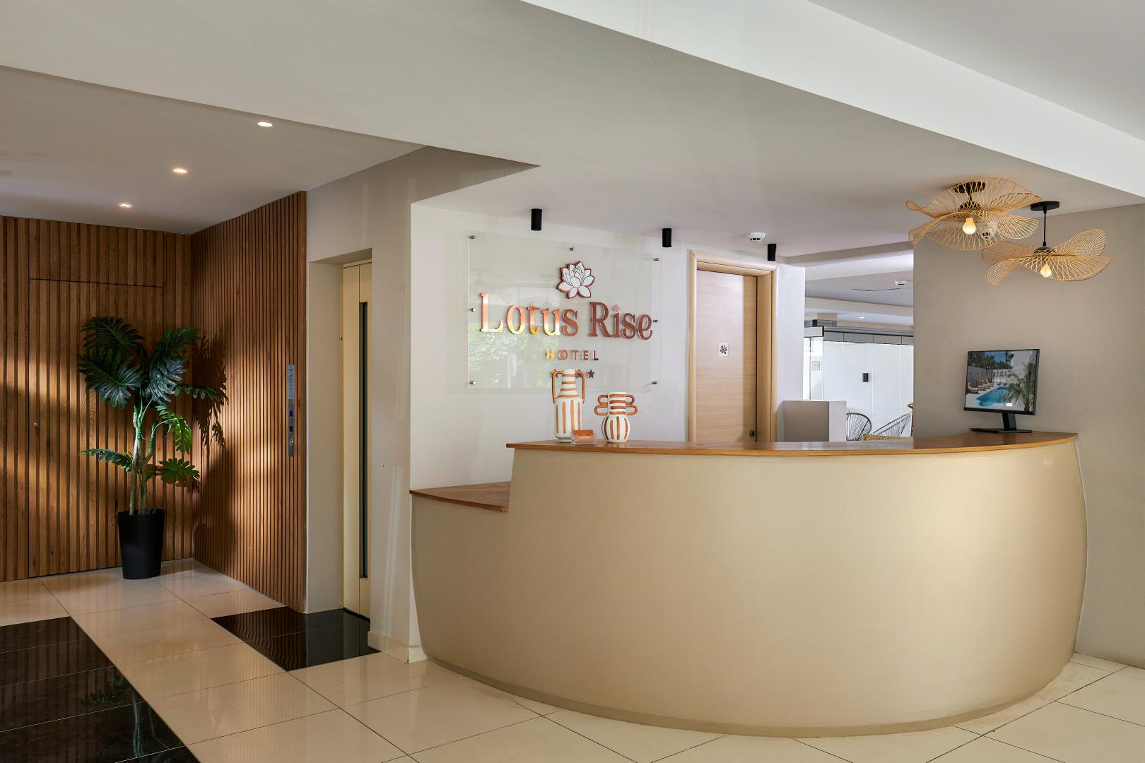 Lobby met receptie — Lotus Rise Hotel