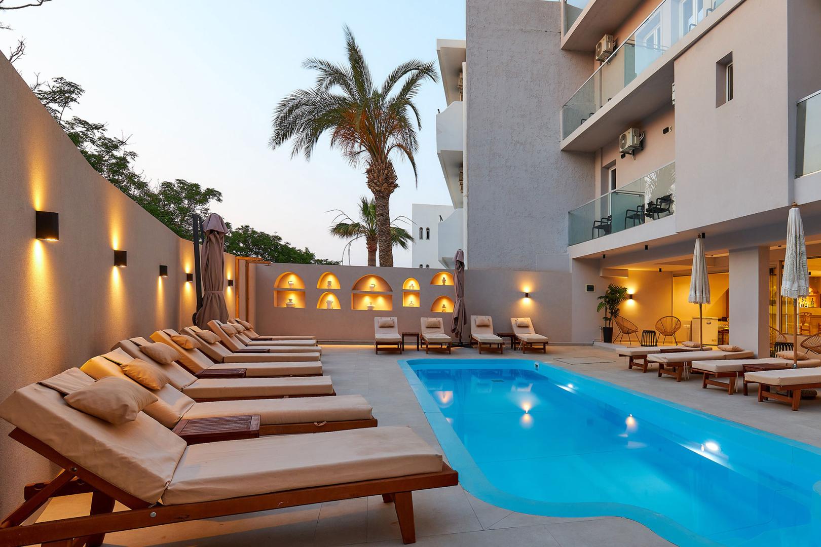Buitenzwembad met ligbedden — Lotus Rise Hotel