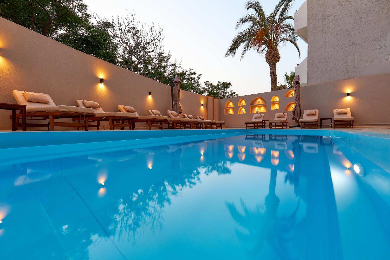 Buitenzwembad met ligbedden — Lotus Rise Hotel
