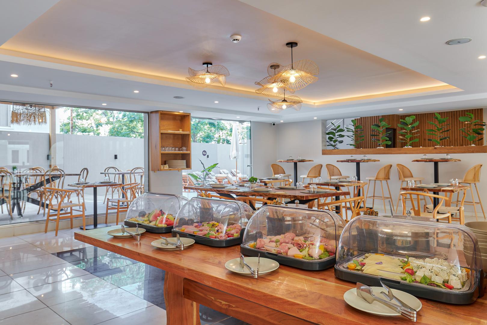 Restaurant met gedekte tafels — Lotus Rise Hotel