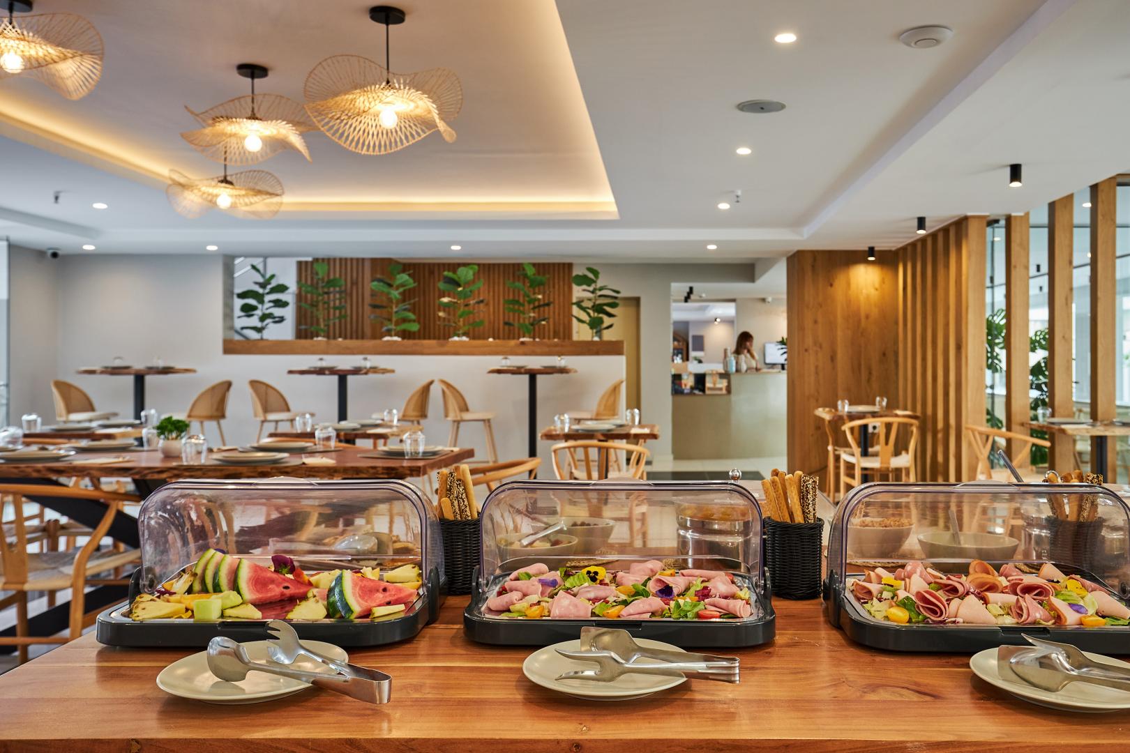 Restaurant met gedekte tafels — Lotus Rise Hotel