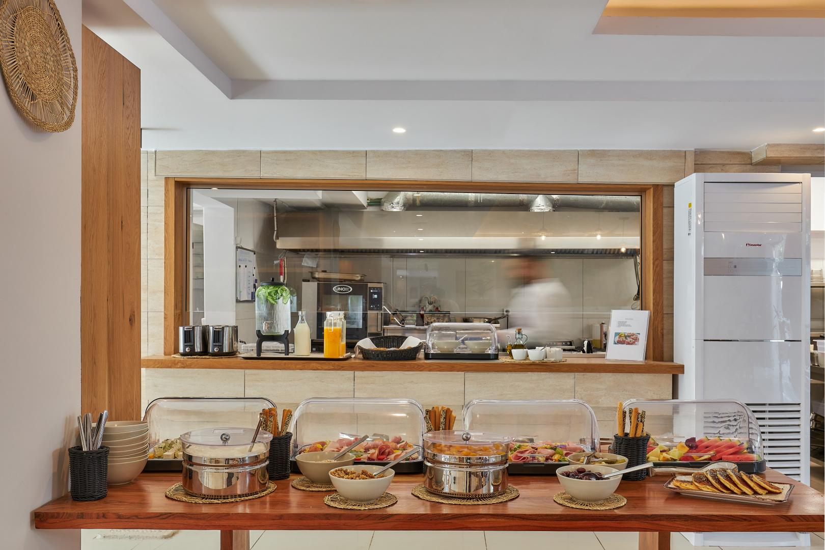 Buffet met diverse gerechten — Lotus Rise Hotel