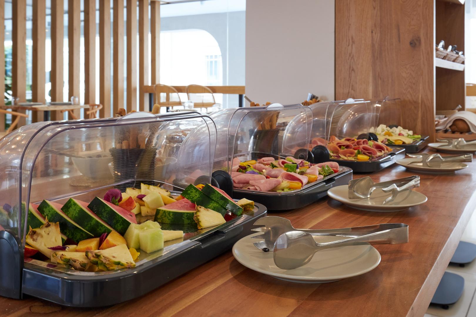 Buffet met diverse gerechten — Lotus Rise Hotel