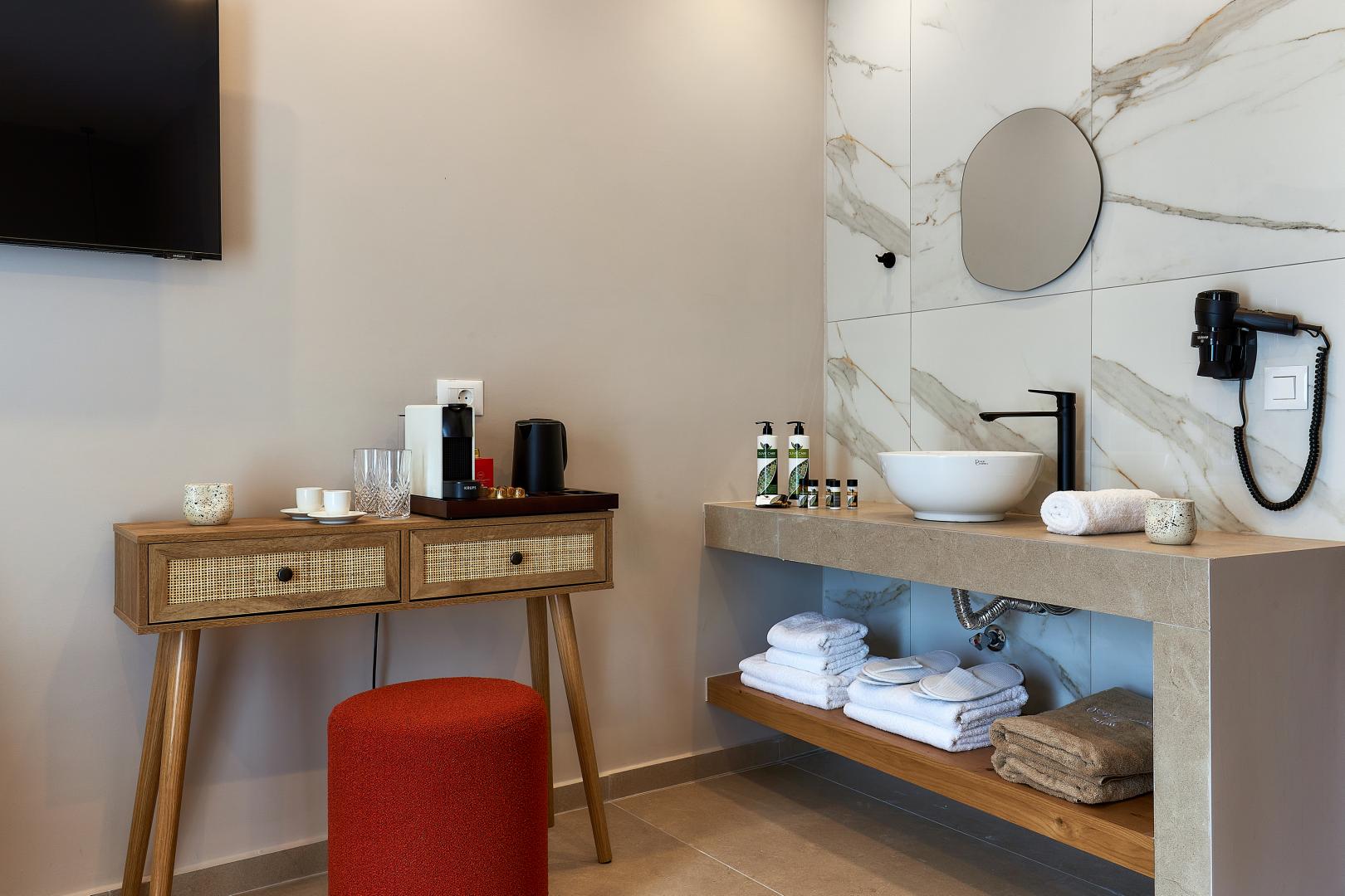 Badkamer met ligbad — Lotus Rise Hotel