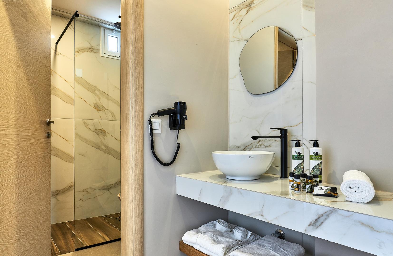 Badkamer met ligbad — Lotus Rise Hotel