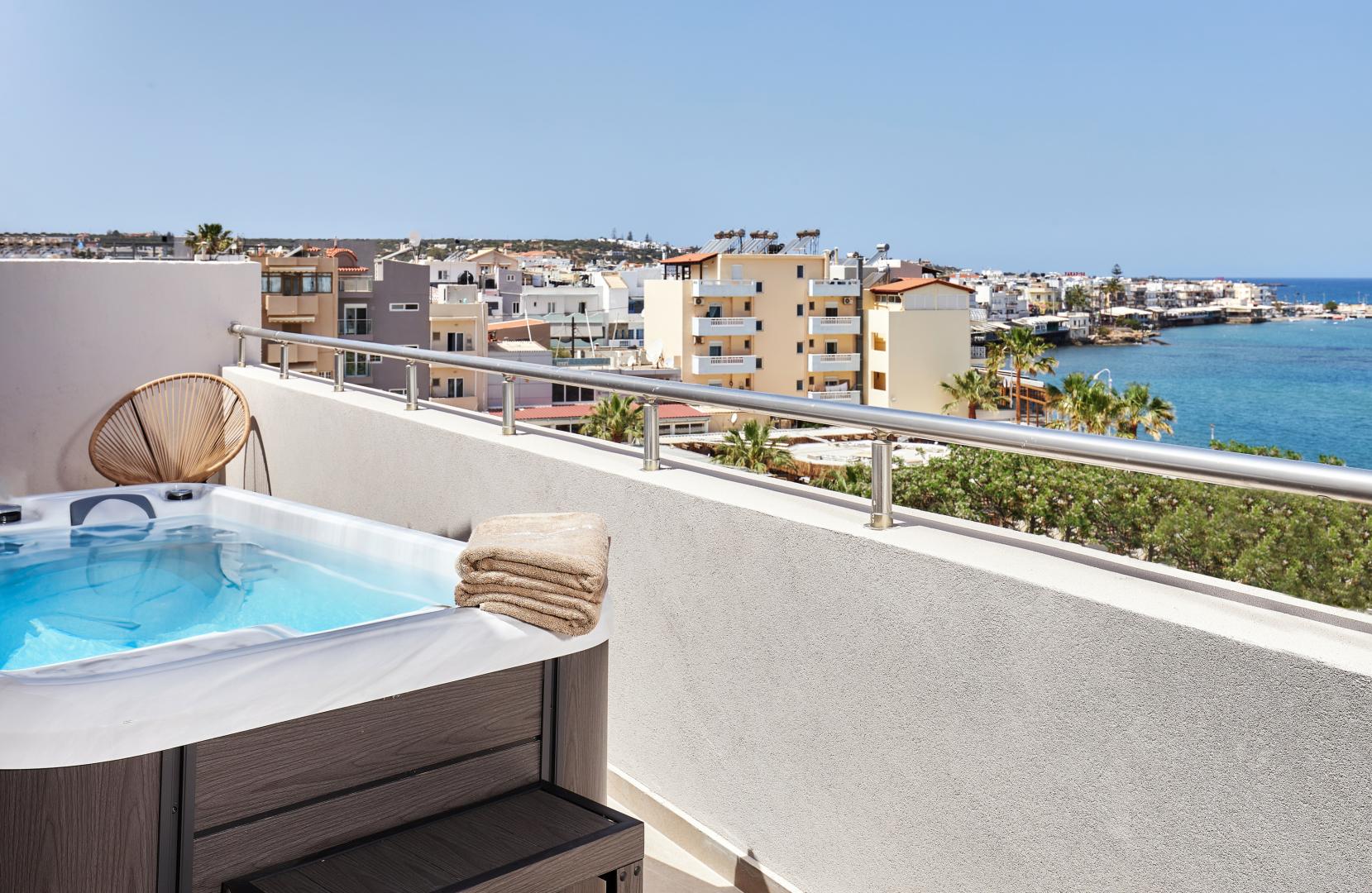 Zeezicht vanaf het balkon — Lotus Rise Hotel