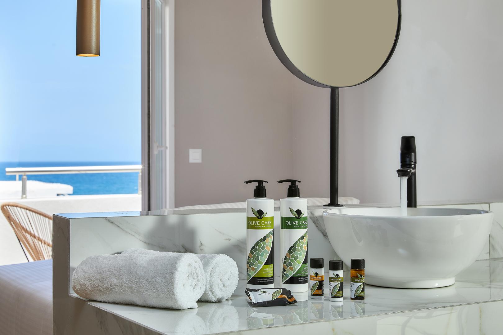 Badkamer met ligbad — Lotus Rise Hotel