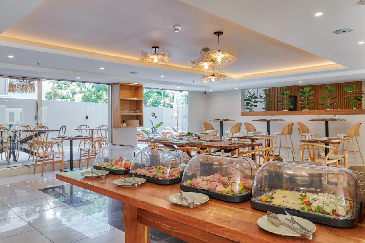 een restaurant met meerdere schalen met eten op een tafel bij Lotus Rise Hotel - Adults Only in Chersonissos