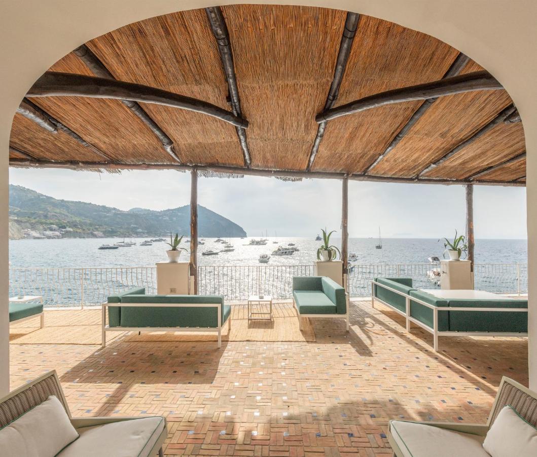 een grote kamer met uitzicht op het water bij Miramare Sea Resort & Spa in Sant'Angelo D'Ischia