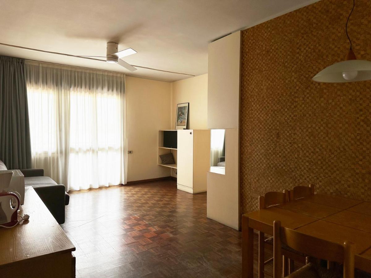 een woonkamer met een tafel en een eetkamer bij Residence Monica in Riva del Garda
