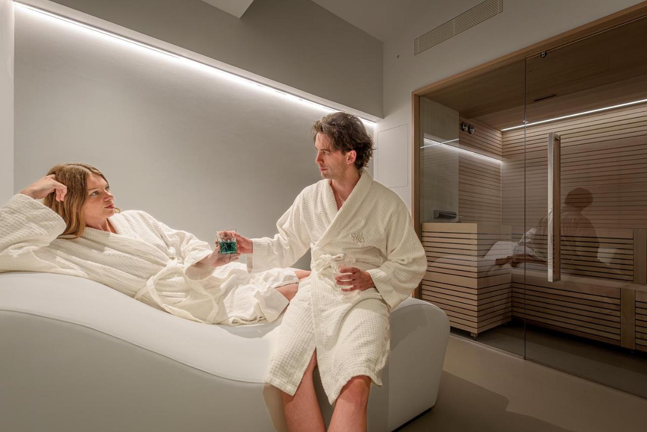 een man en een vrouw zitten in een badkuip in een badkamer bij Palazzo Montebello in Florence