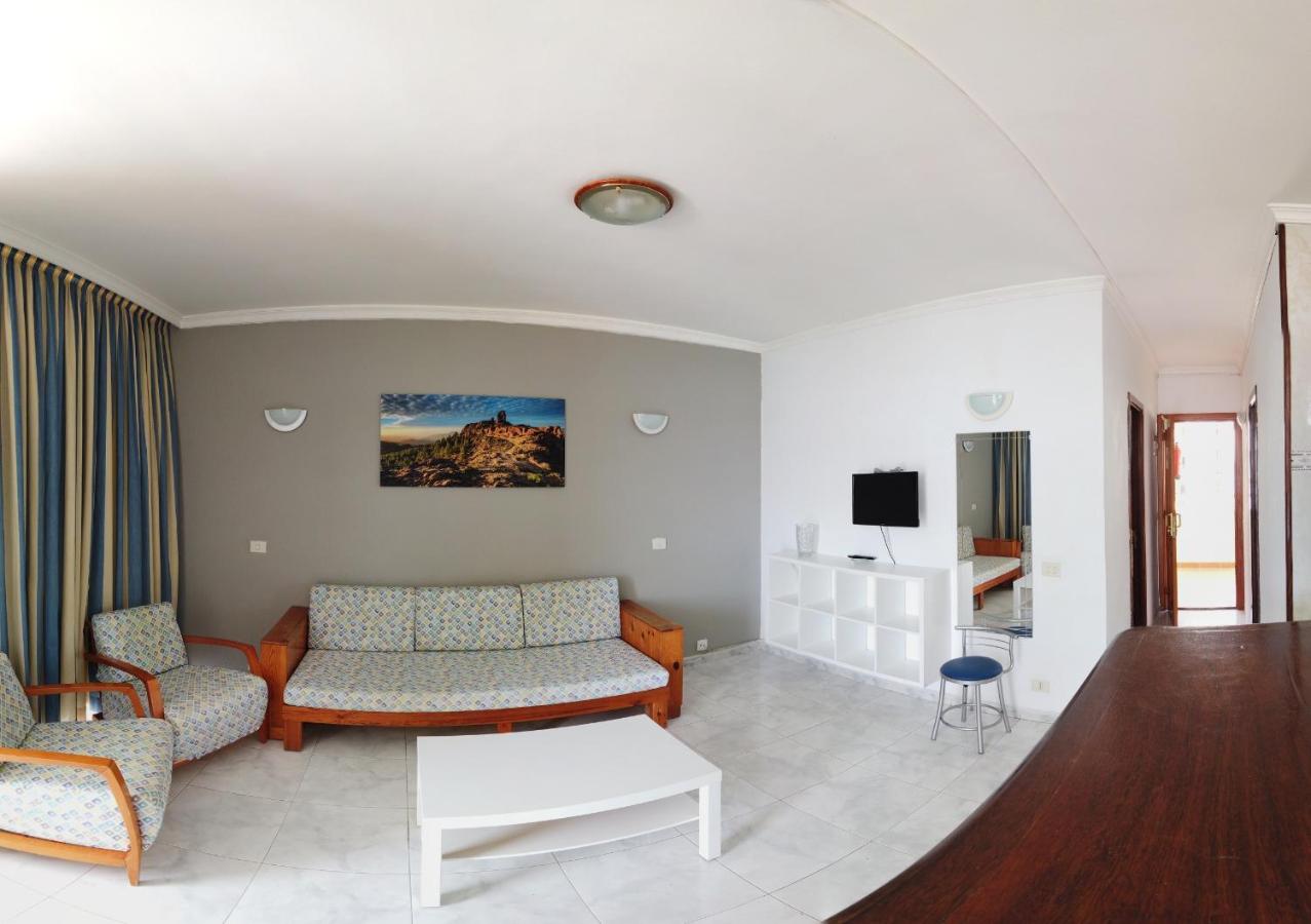 een woonkamer met een bank en een tafel bij Apartamentos Montemar in Playa del Inglés