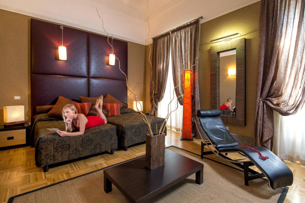 een vrouw die op een bed in een kamer ligt bij Hotel Morgana in Rome