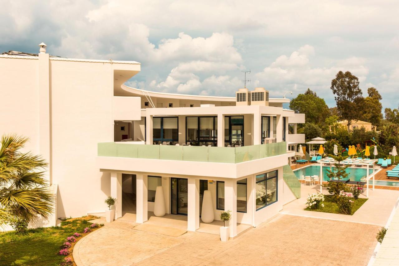 een luchtfoto van een wit huis met een zwembad bij Nasos Hotel & Resort in Moraitika