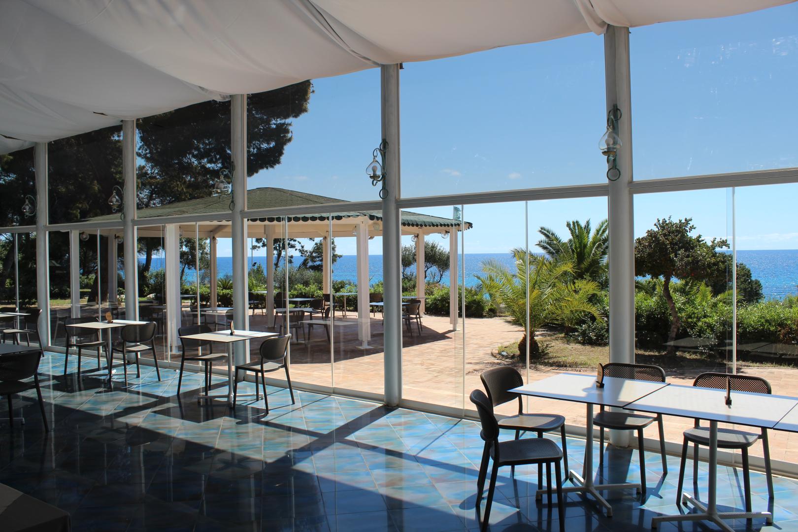 Privéstrand met parasols — New Barcavela