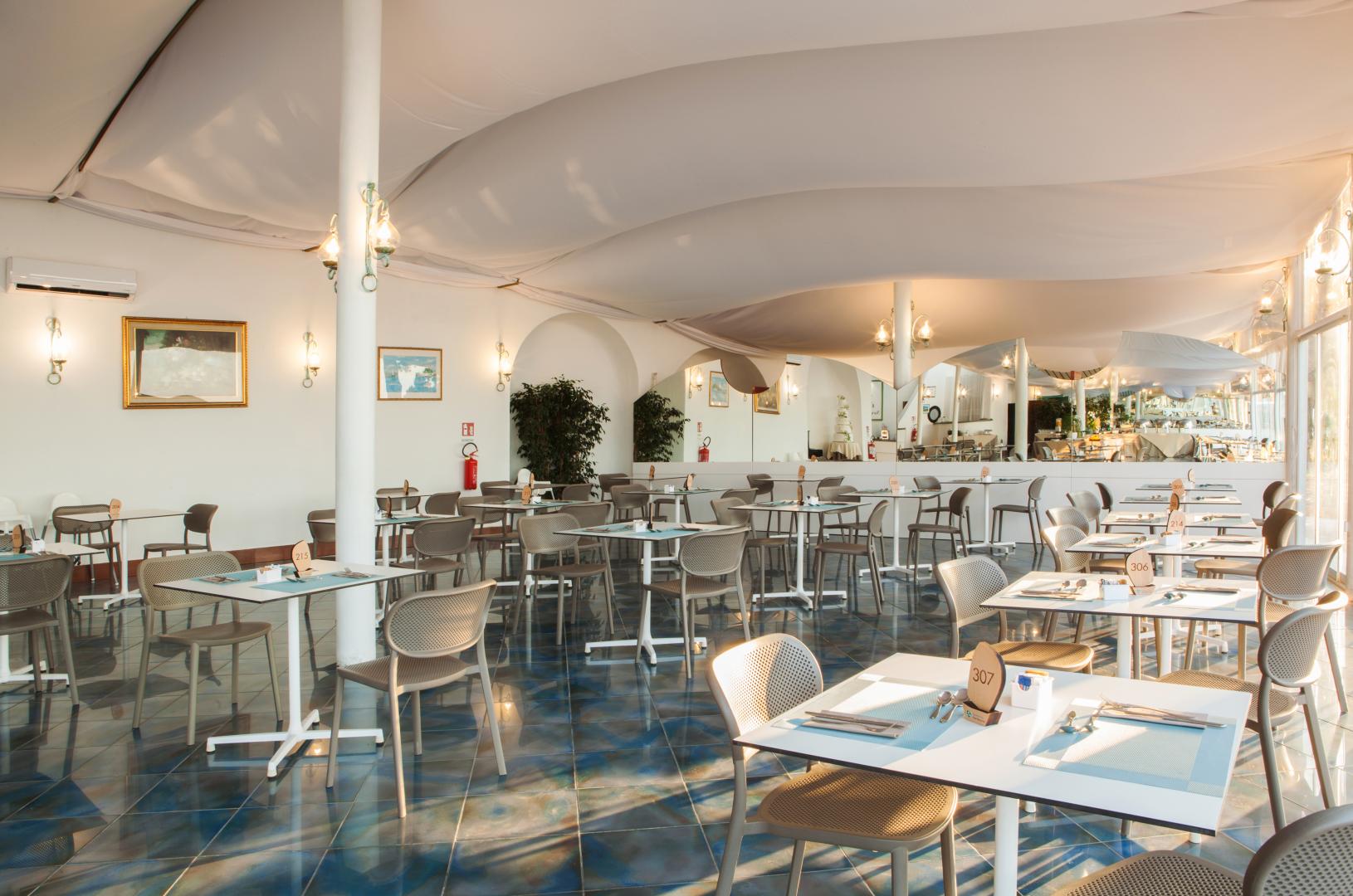 Restaurant met gedekte tafels — New Barcavela