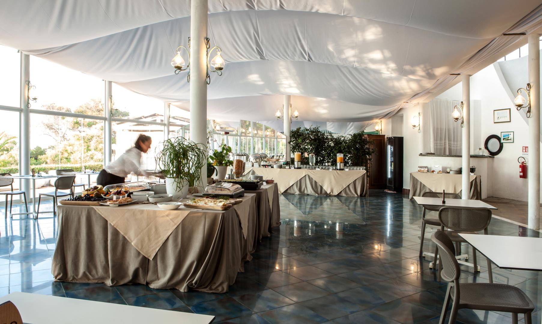Restaurant met gedekte tafels — New Barcavela