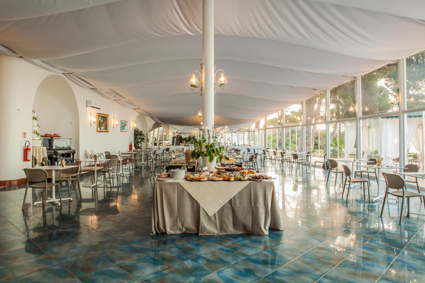 Restaurant met gedekte tafels — New Barcavela