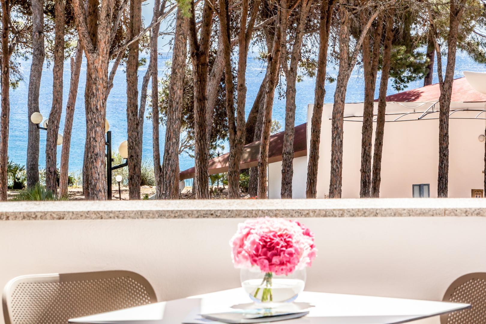 Restaurant met gedekte tafels — New Barcavela