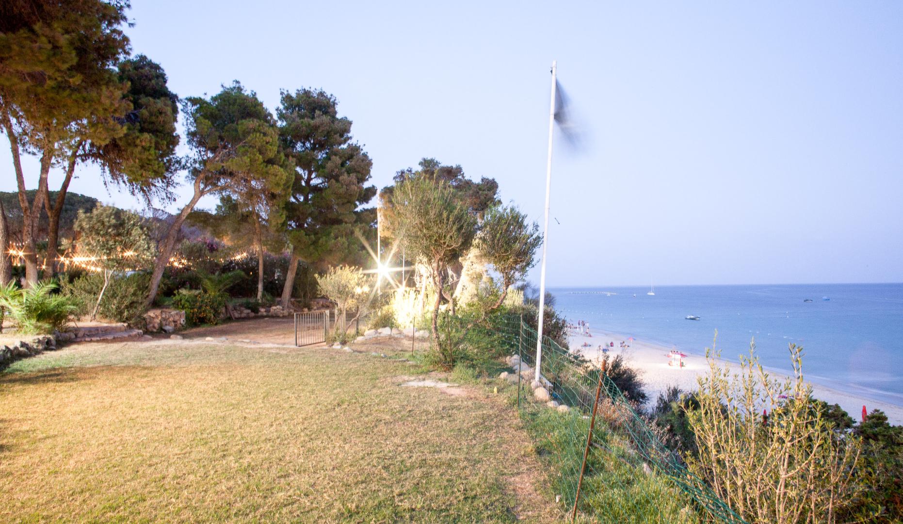 Privéstrand met parasols — New Barcavela