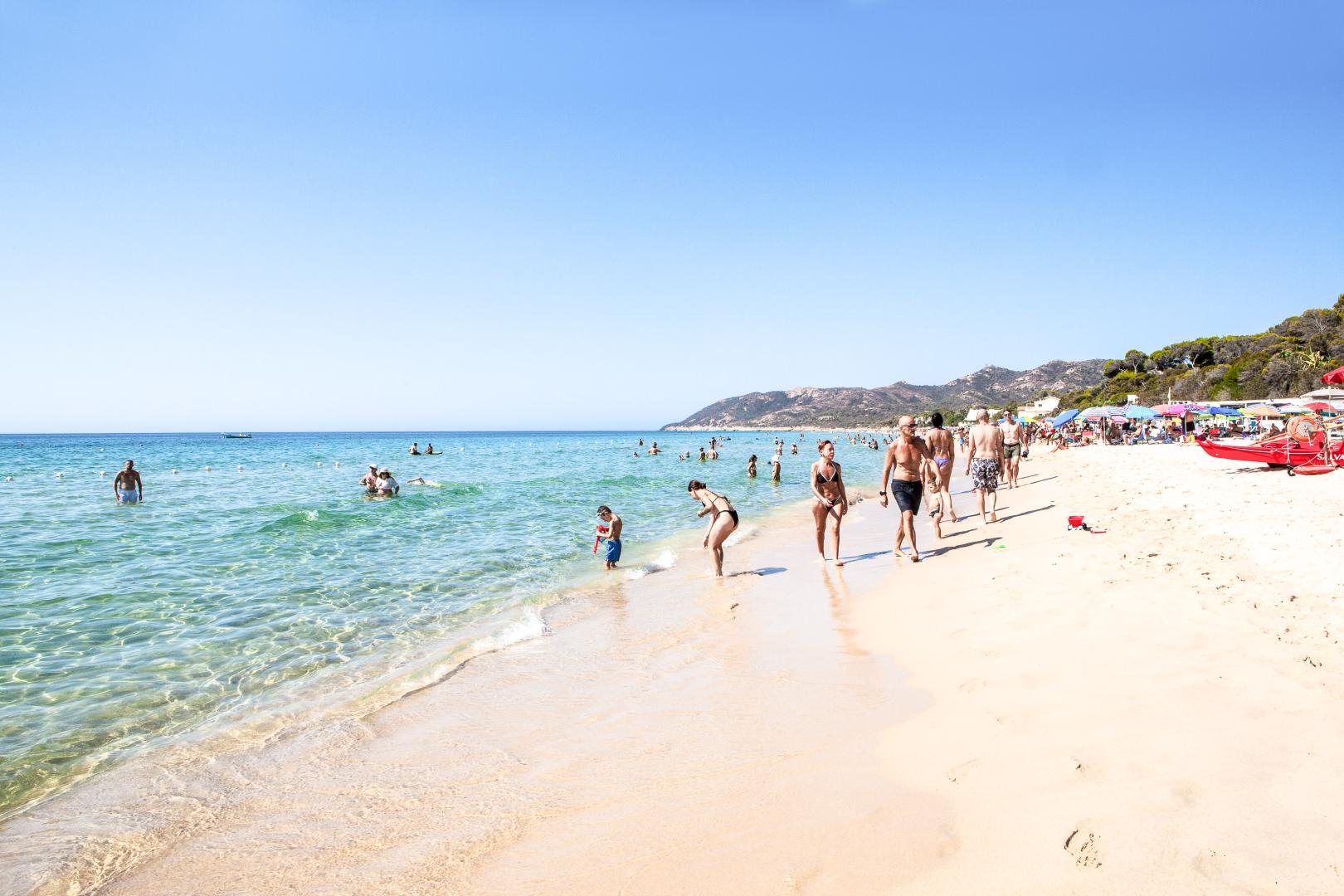 Privéstrand met parasols — New Barcavela