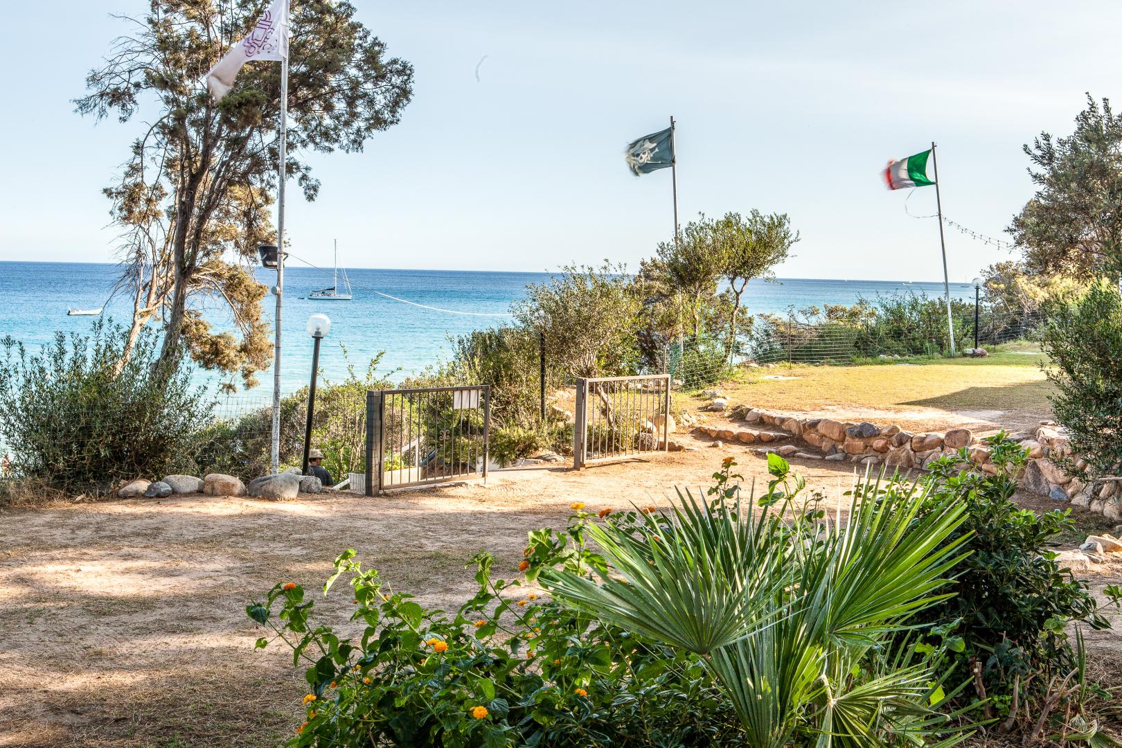 Privéstrand met parasols — New Barcavela