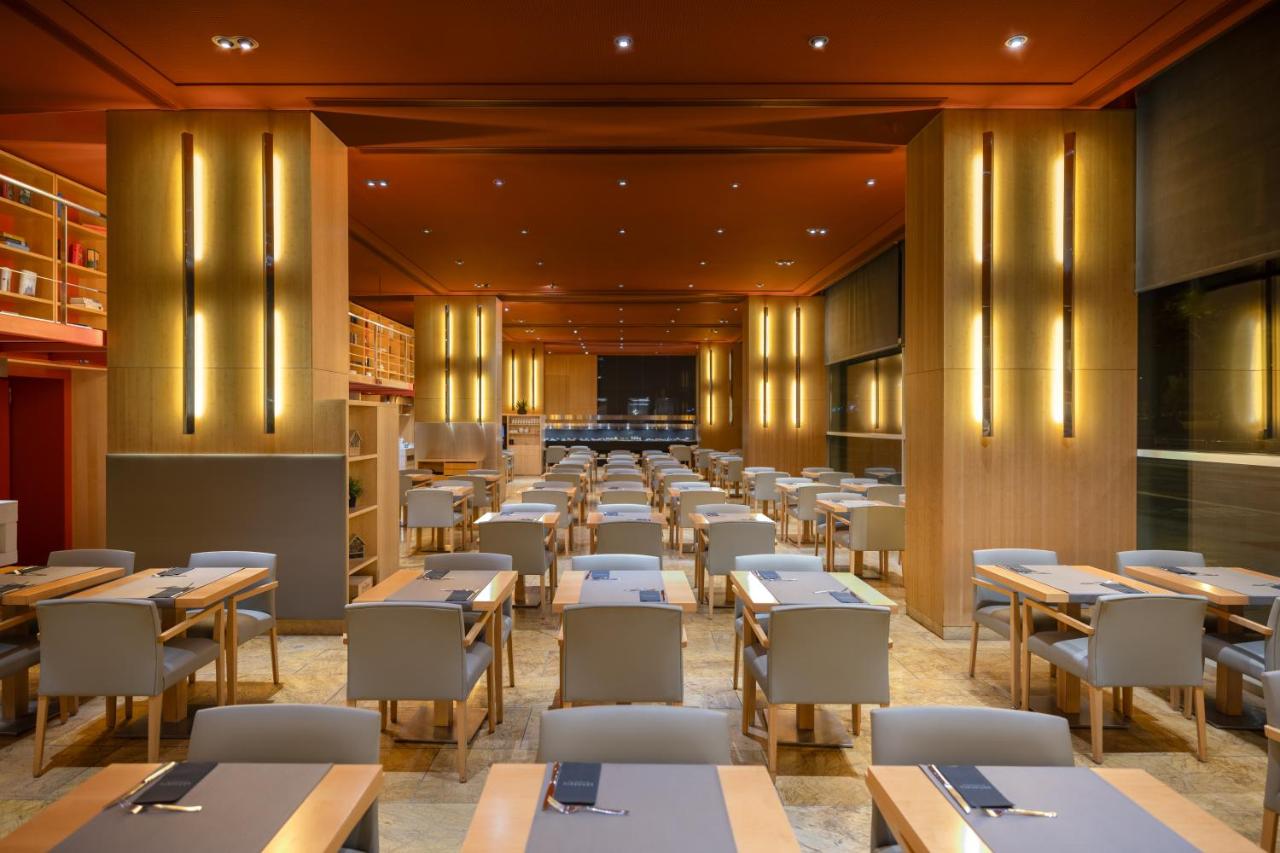 een lege eetkamer met tafels en stoelen bij Hotel SB Diagonal Zero 4 Sup in Barcelona