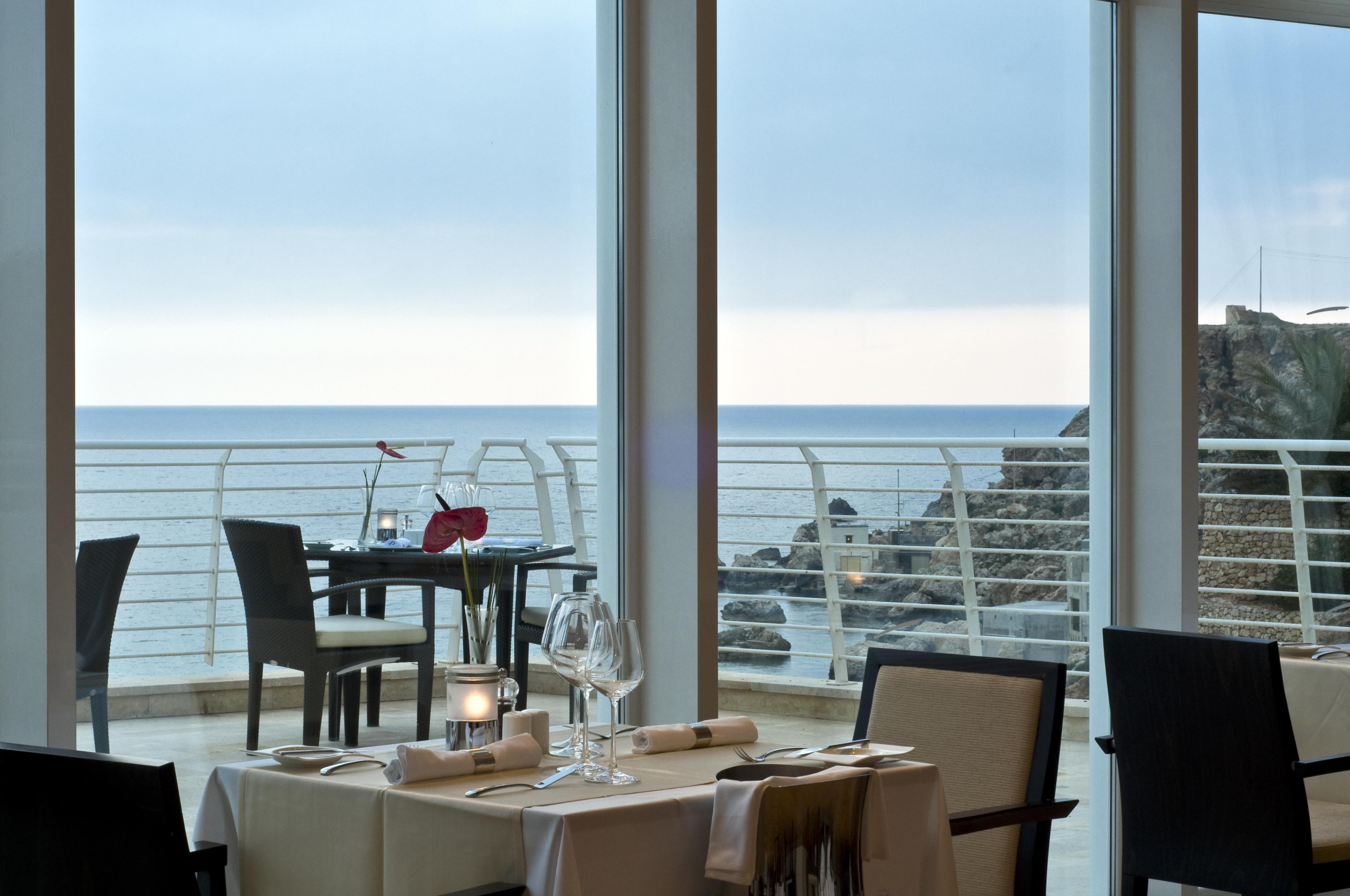 Restaurant met gedekte tafels — Radisson Blu Resort & Spa Malta Golden Sands