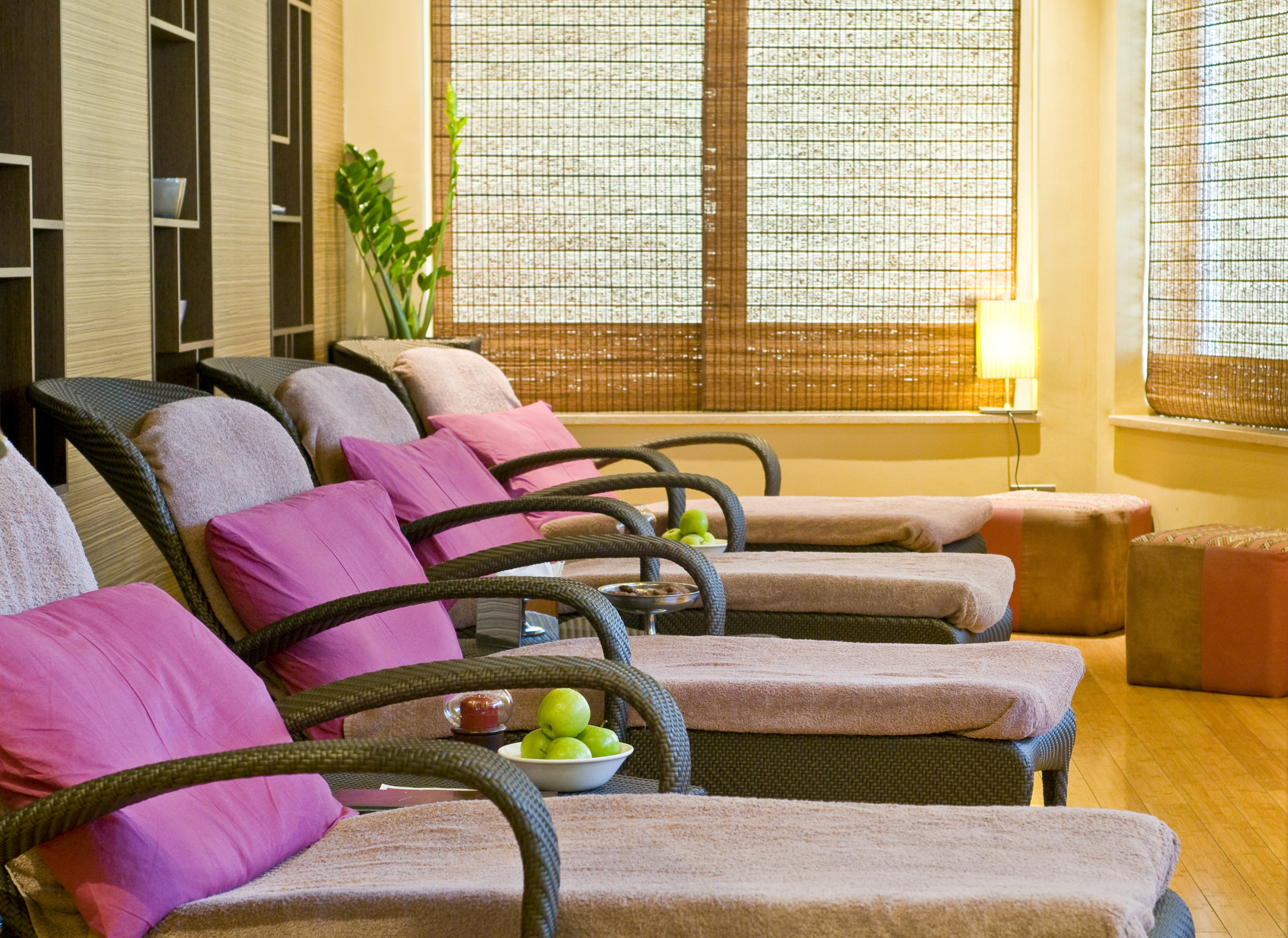 Relaxruimte met ligbedden — Radisson Blu Resort & Spa Malta Golden Sands