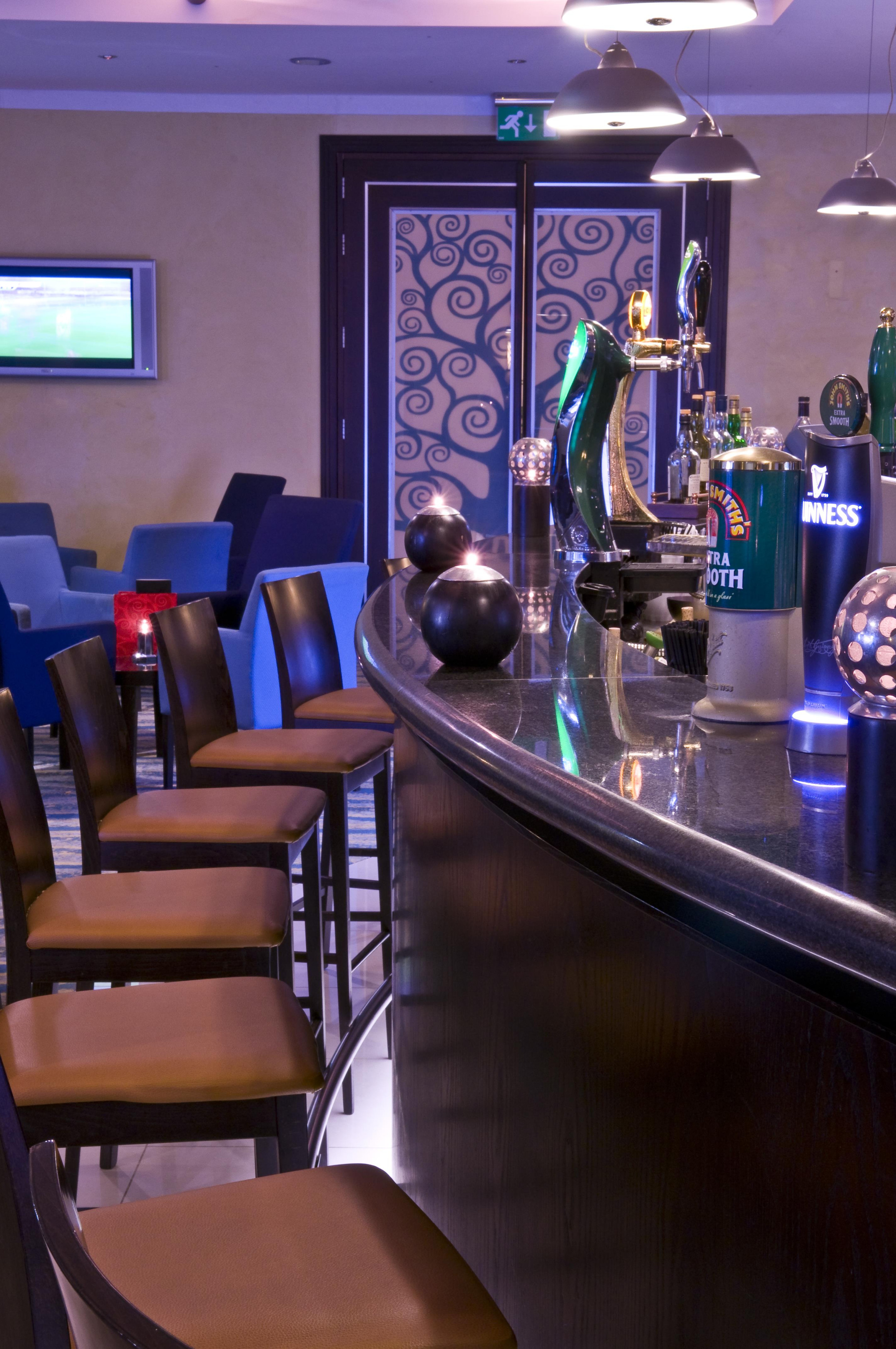 Bar met drankenselectie — Radisson Blu Resort & Spa Malta Golden Sands