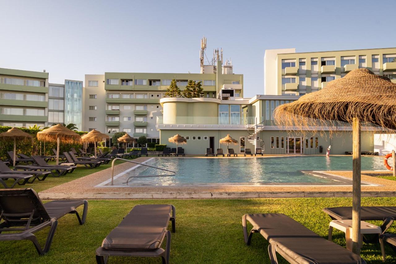 een resort met een zwembad met ligstoelen en parasols bij Axis Ofir Beach Resort Hotel in Esposende