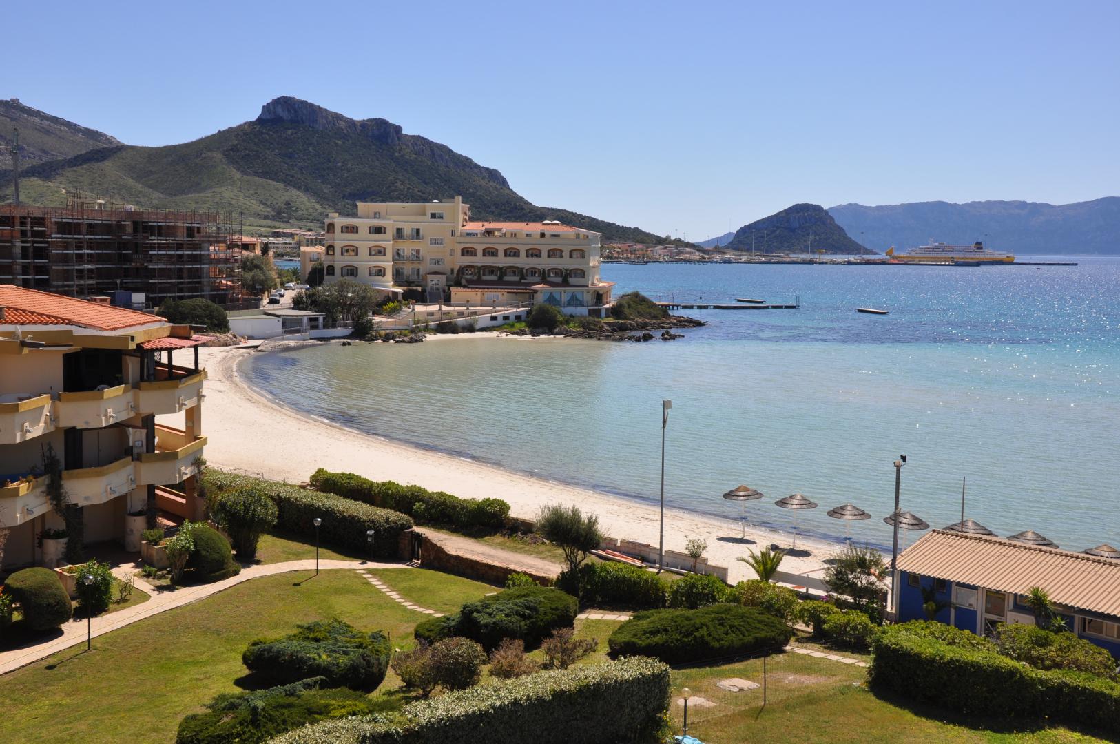 Wit zandstrand met turquoise water — Castello
