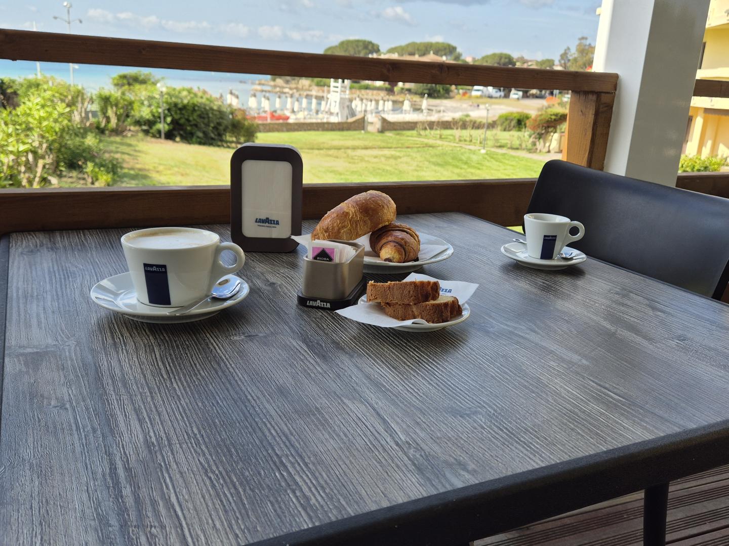 Zeezicht vanaf het balkon — Castello