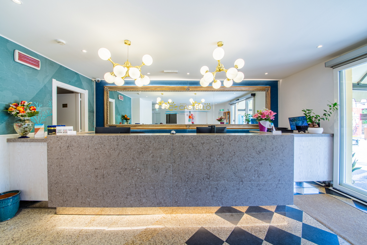 Lobby met receptie — Castello