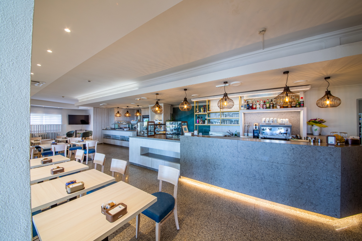 Restaurant met gedekte tafels — Castello