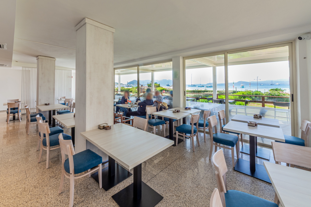 Restaurant met gedekte tafels — Castello