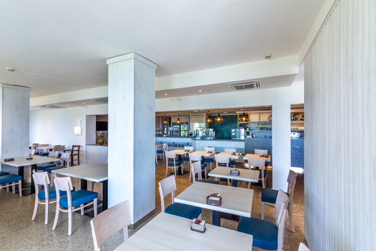 Restaurant met gedekte tafels — Castello