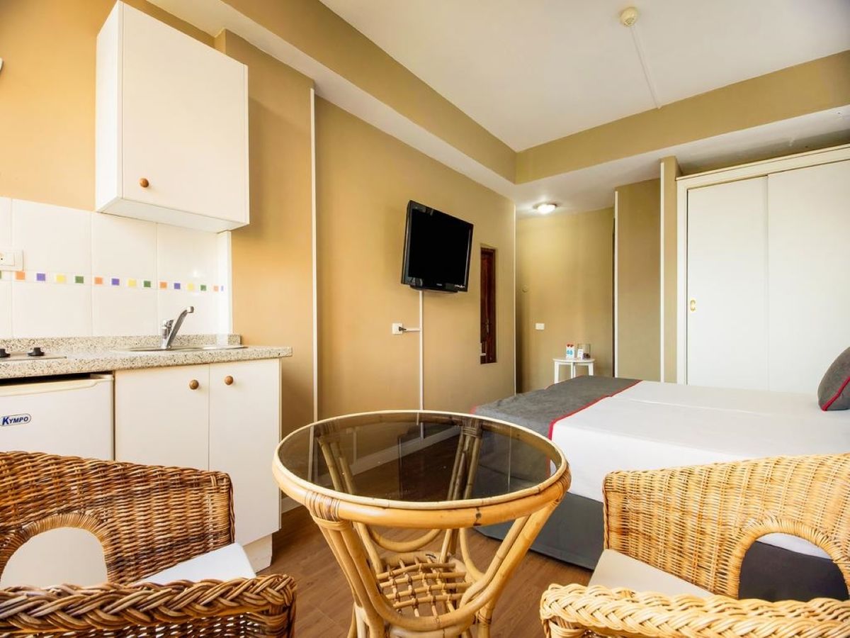 Apartamentos Miami image 2