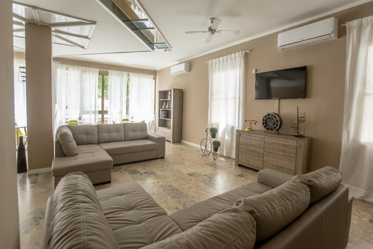 een woonkamer met een bank en een flatscreen-tv bij c-hotels International in Cattolica