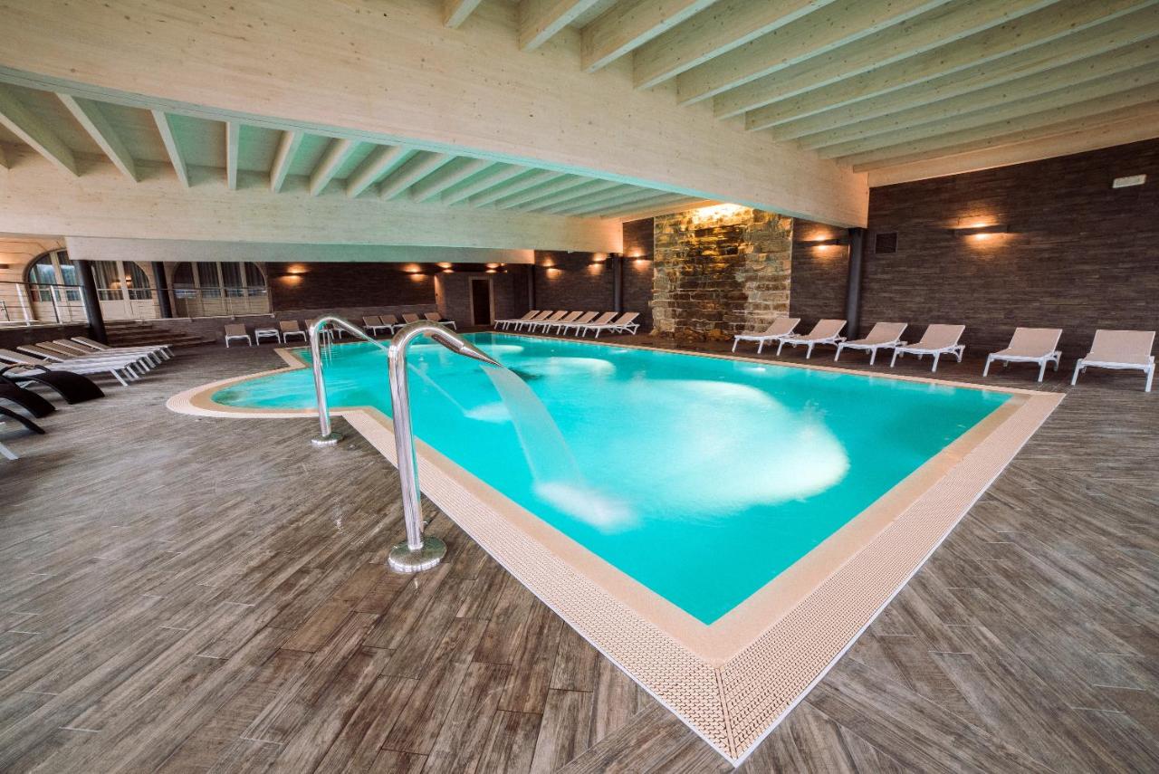 een groot zwembad in een hotelkamer bij Garda Hotel San Vigilio Golf in Pozzolengo