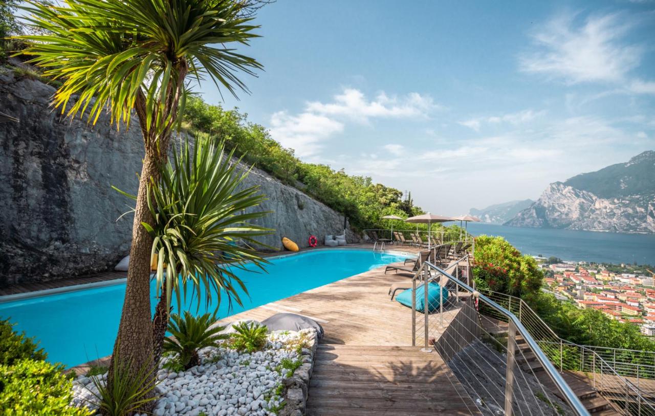 een zwembad met uitzicht op de Amalfikust bij Garda Hotel Forte Charme in Nago-Torbole