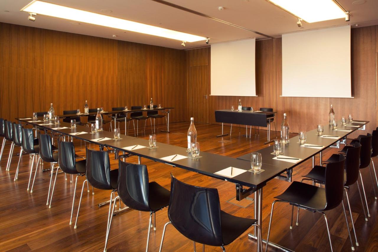 een grote vergaderzaal met een lange tafel en stoelen bij Troia Design Hotel in Troia +101 foto's