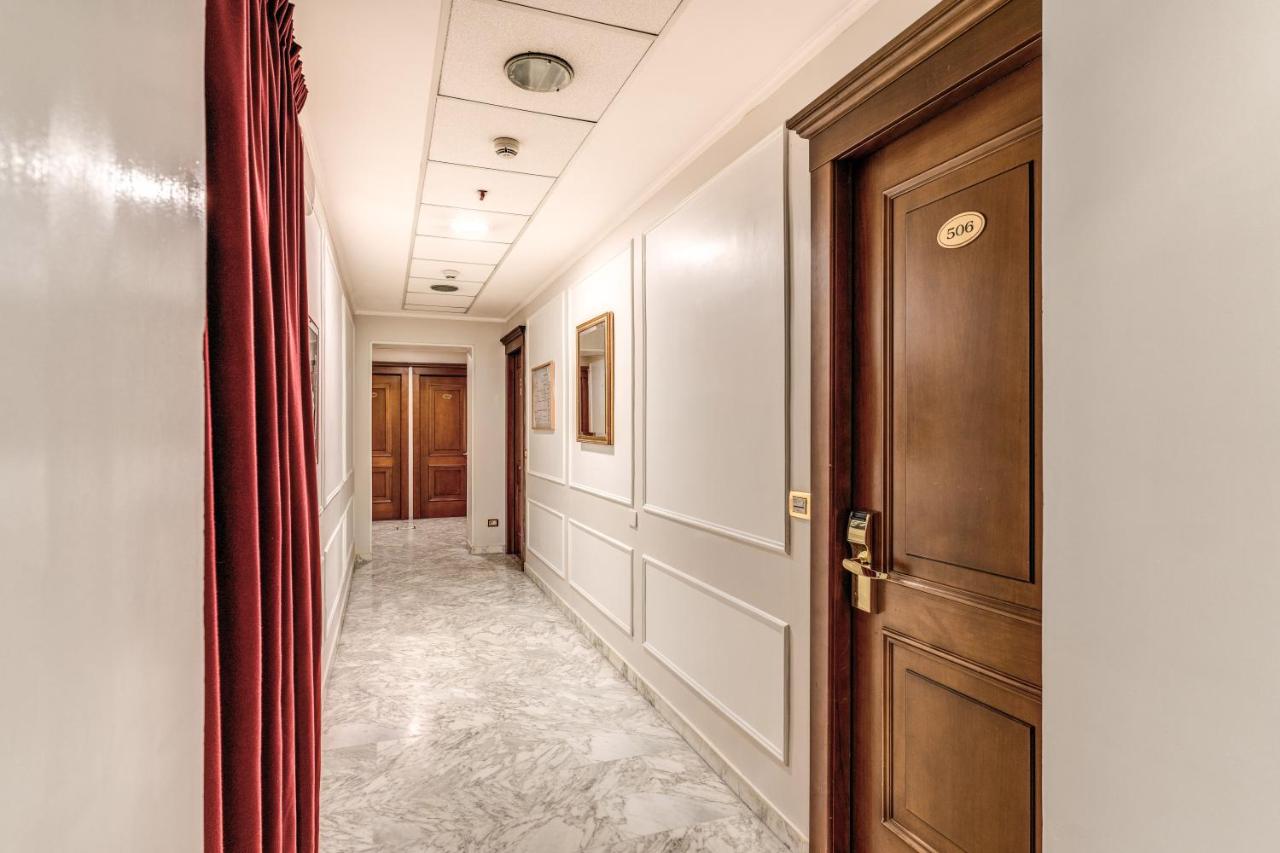 een gang met een houten deur en een gang met een gang bij Hotel Orazia in Rome