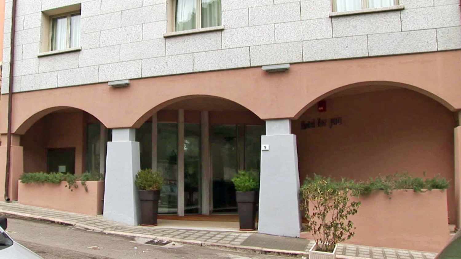 Hoofdingang van het hotel — For You