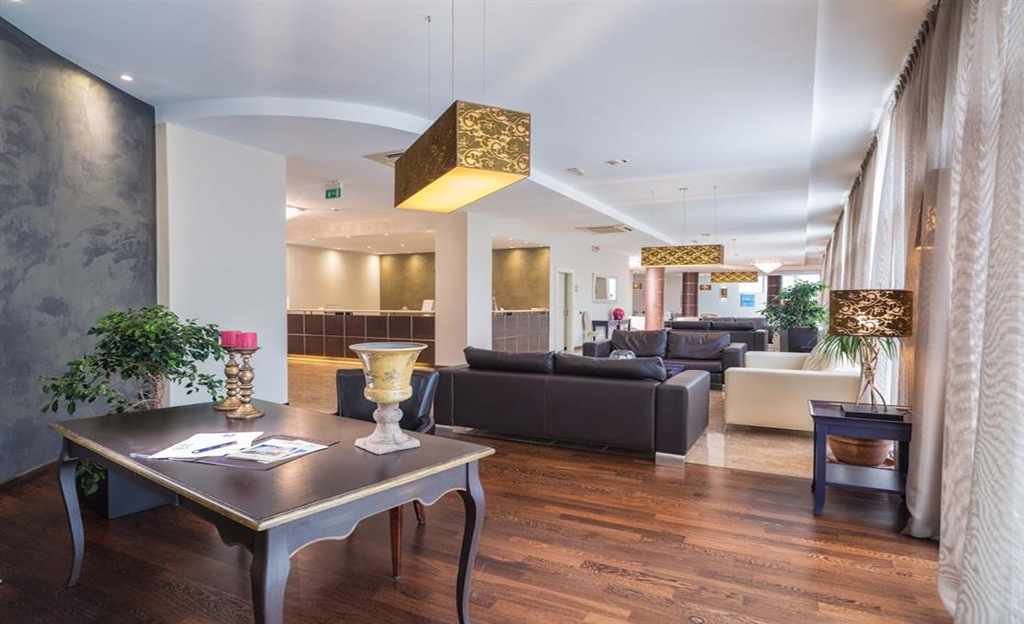 Lobby met receptie — For You