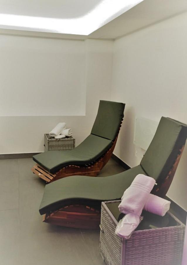 twee stoelen die naast elkaar in een kamer staan bij Hotel For You in Olbia