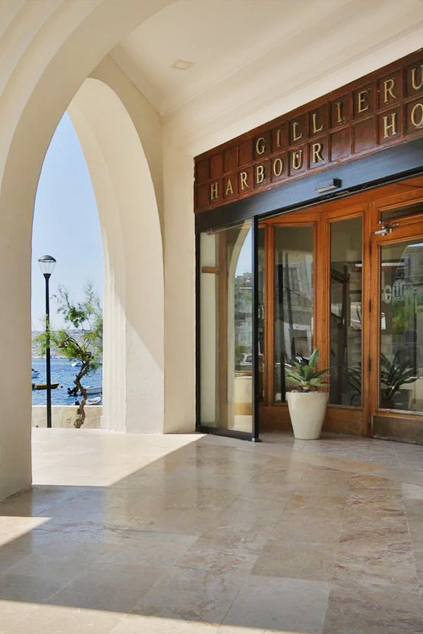 Gillieru Harbour Hotel image 1