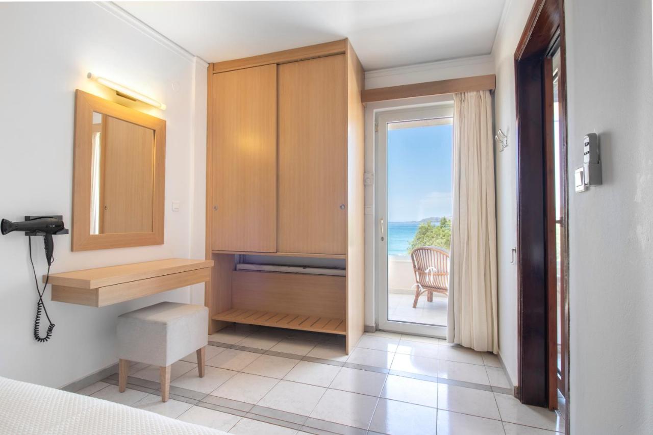 een slaapkamer met een deur die naar de oceaan leidt bij Pal Beach in Palaiochóra +126 foto's