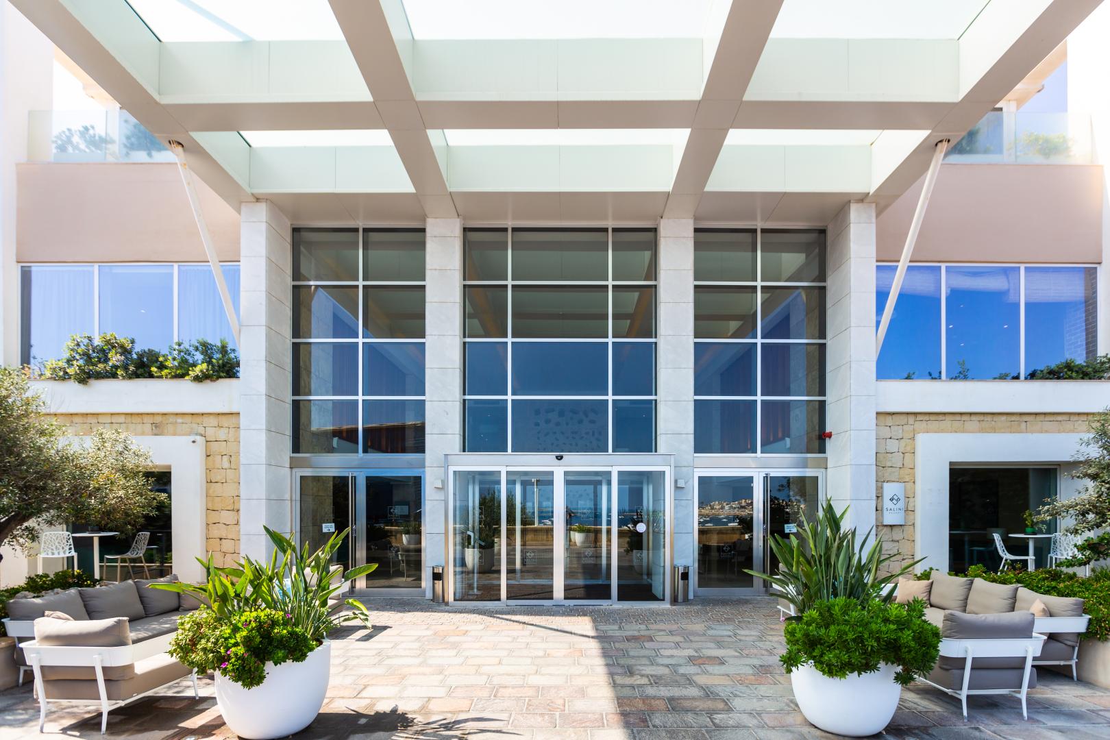 Hoofdingang van het hotel — Salini Resort