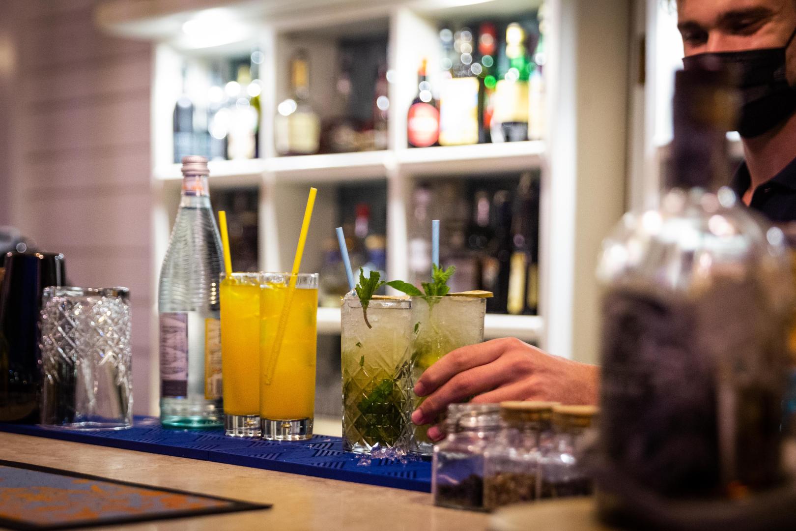 Bar met drankenselectie — Salini Resort